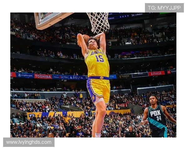 里夫斯精准分球詹姆斯灵活转身轻松上篮得分展现默契配合